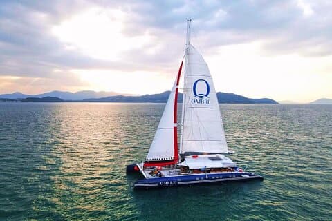 Fiesta de lujo de Ombre Yacht Phuket en Banana Beach y Promthep