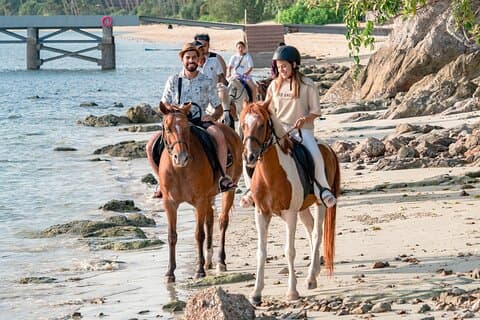 Equitazione e sentieri sulla spiaggia a Koh Samui