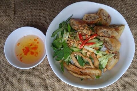 Tour vegetariano di Saigon con giro in moto