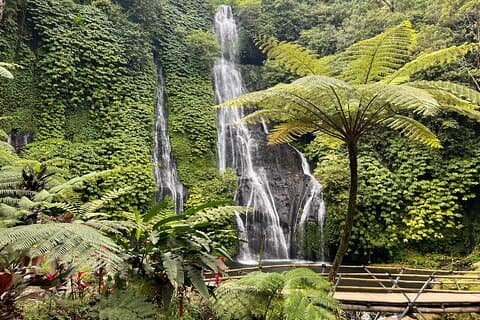 Handara-Tor, Ulundanu-Bratan-Tempel und Banyumala-Wasserfälle