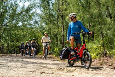 Tour ecologico di mezza giornata di Grand Cayman in e-bike per piccoli gruppi