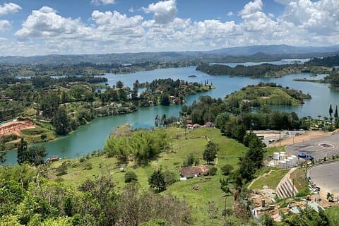 Volledige dagtour naar Guatape met pick-up ontbijt en lunch
