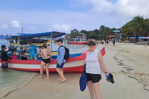 Parque privado de monos y perezosos con snorkel en Roatán