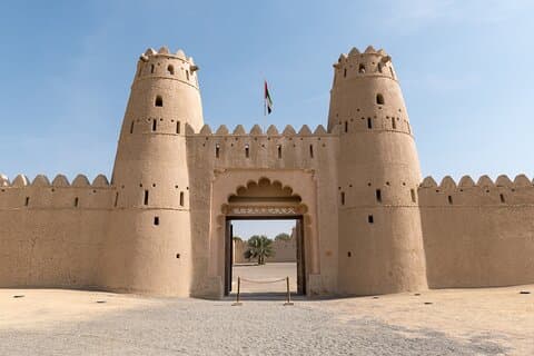 Von Abu Dhabi nach Al Ain: Von königlichem Boden zu Berggipfeln
