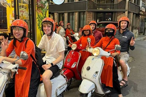 Vespa Vrouwelijke Ao Dai rijders Night Street Food + Zie Train Street