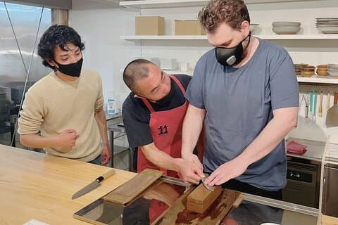 Taller de cuchillos con un maestro cuchillero.