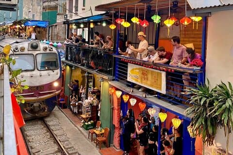 Pequeno grupo Hanoi Street Food Tour com a rua do trem