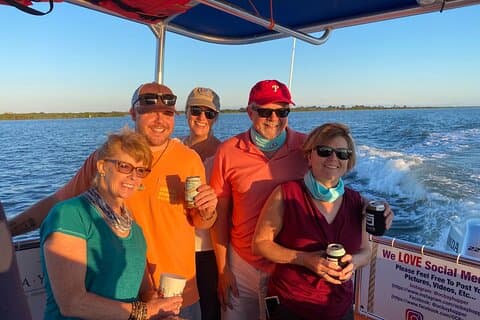 Assateague-paarden, reigers en happy hour-cruise