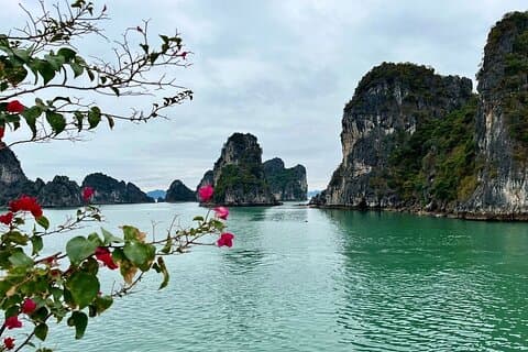 Tour de 2 días y 1 noche a la bahía de Bai Tu Long desde Hanoi
