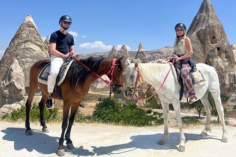 Guidet ridning gjennom dalene i Kappadokia