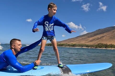 Aulas particulares de surfe para famílias no lado oeste de Maui