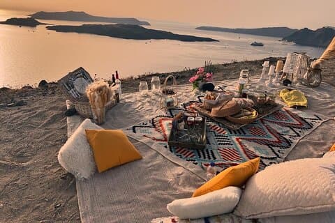 Experiencia privada de picnic al atardecer en Santorini