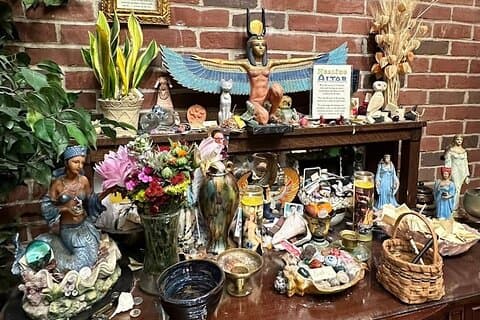 Erleben Sie die authentische Salem-Séance mit dem Eintrittspass
