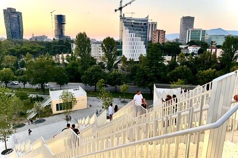 Excursão turística e artística de rua para pequenos grupos em Tirana