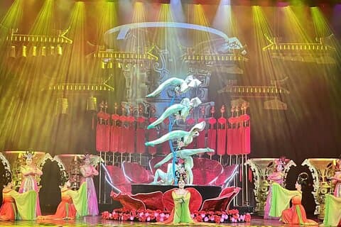 Peking Akrobatikshow På Röda Teatern