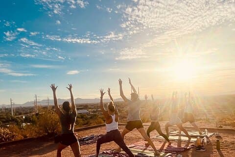 Væk med ørkenen: Sunrise Yoga Experience