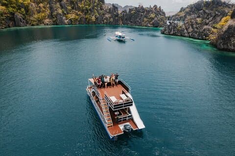 Excursion sur l'île de Coron via un bateau de fête privé à deux étages