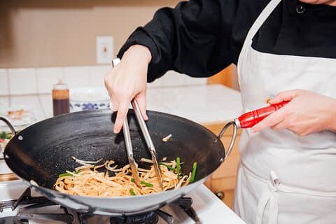 Faça Epic Pad Thai com chef local em Minneapolis