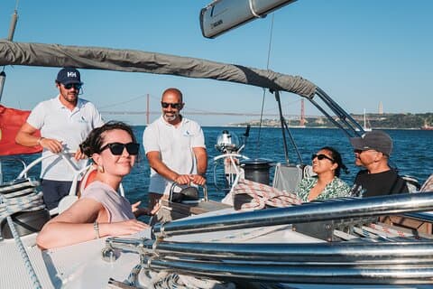 Lissabon Small Group 2h Sunset Sailing - Live Kommentarer och en drink