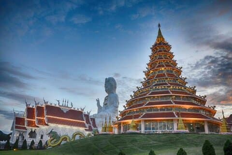 Desde Chiang Mai : Excursión de un día a los templos rojos azules blancos de Chiang Rai