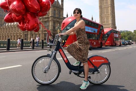 Foto digitale professionale con palloncini a cuore rosso nel centro di Londra