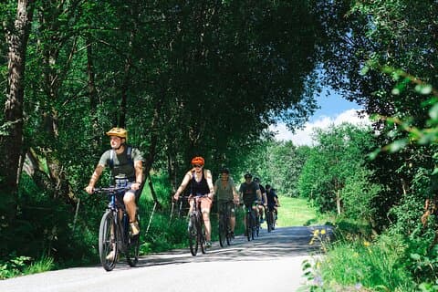 Olden: passeio de bicicleta elétrica pelo fiorde