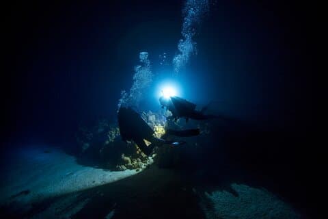 Aventura de buceo nocturno en Oahu