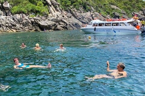 Esplora Cham Island : Snorkeling, nuoto e tour alla scoperta delle isole