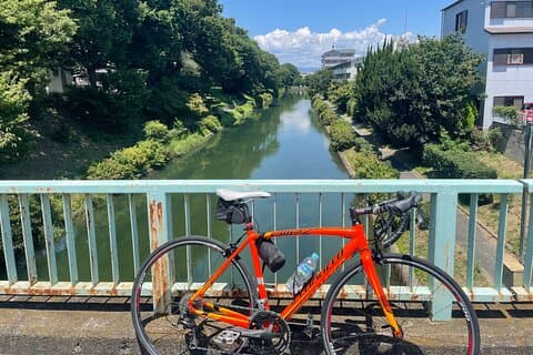 Malerische Flussfahrt im Osten von Kyoto