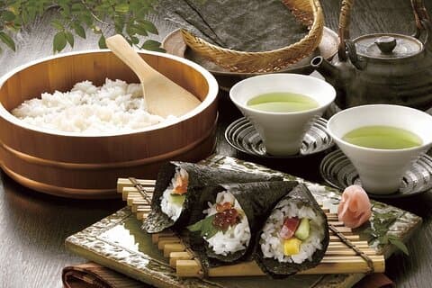 Preparazione del sushi arrotolato a mano con l'Okami