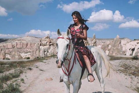 Passeio a cavalo na Capadócia através de chaminés de fadas