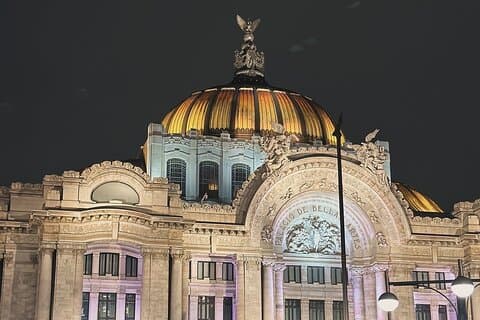 メキシコシティの歴史的中心部を散策