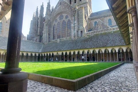 Gita di un giorno per piccoli gruppi a Mont Saint Michel con furgone di lusso