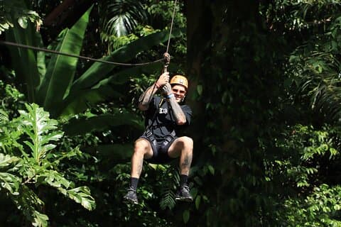 Combina la aventura en tirolina World B+ en Hanuman World