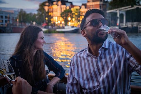 Romântico Tour Privado de Barco Amsterdã 90min incluindo bebida de boas-vindas