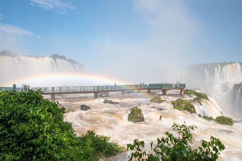 Se det beste av Iguazu Falls fra begge sider på bare én dag