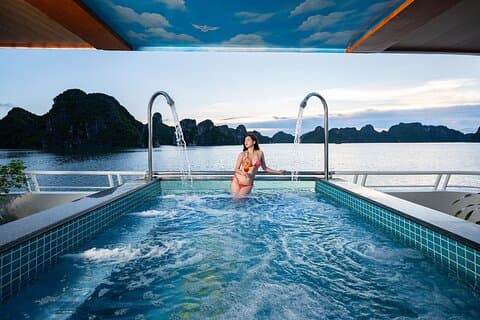 Carnival Halong Bay 5-Sterne-Tages-Kreuzfahrt, Höhlen, Kajak & Mittagessen