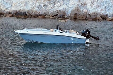 Cruzeiro de barco privado de dia inteiro personalizável com capitão em Milos