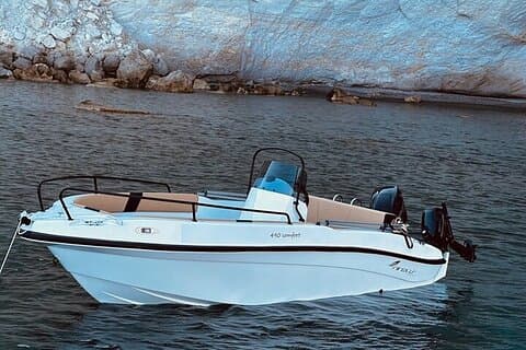 Experiência de barco privado de dia inteiro em Milos