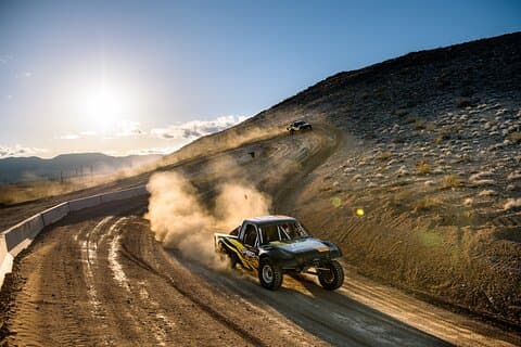 Roulez le long dans Baja Race Truck