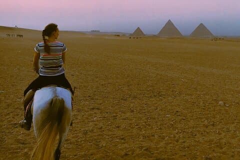 Sunrise ridetur rundt om Pyramiden i Giza