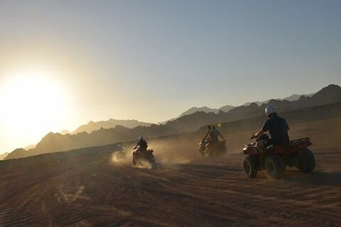 5-timers Sunset Desert Safari inkludert Quad Bike, middag og show