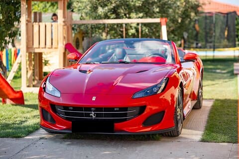 Conduisez une Ferrari dans le centre de Bucarest