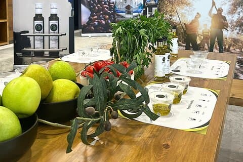 Olivenanleggsbesøk med olivenoljesmaking