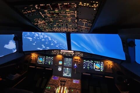 Bliv flyselskabspilot for en dag – A320 Simulator i Sevilla