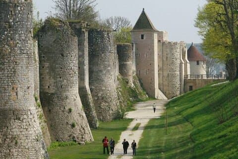 Viagem privada de um dia a Provins e Fontainebleau saindo de Paris