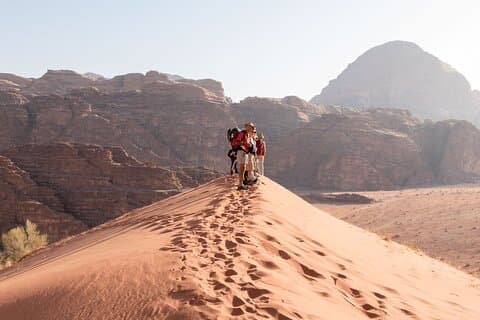 Tour in jeep di un'intera giornata di 8 ore nell'area protetta del Wadi Rum con soggiorno