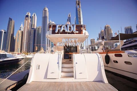 2 timmars lyxig födelsedagsfirande på en yacht i Dubai