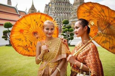 Thai Costume Photo Tour at Wat Arun Bangkok from Bangkok