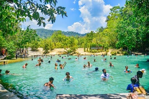 エメラルドプール、温泉、タイガーケーブ寺院へのプライベート日帰り旅行